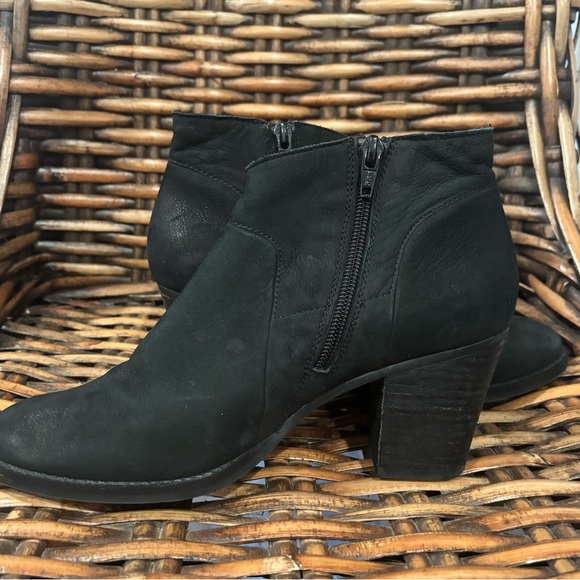 STEVE MADDEN "GILMORE' Black Nubuck Chelsea Ankle Zip Booties
Size 8 - Picture 5 of 12